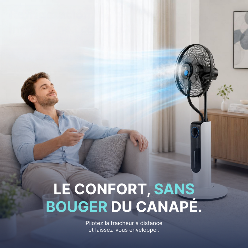 Homme utilisant la télécommande d’un ventilateur brumisateur sur pied pour profiter d’un air frais sans quitter son canapé