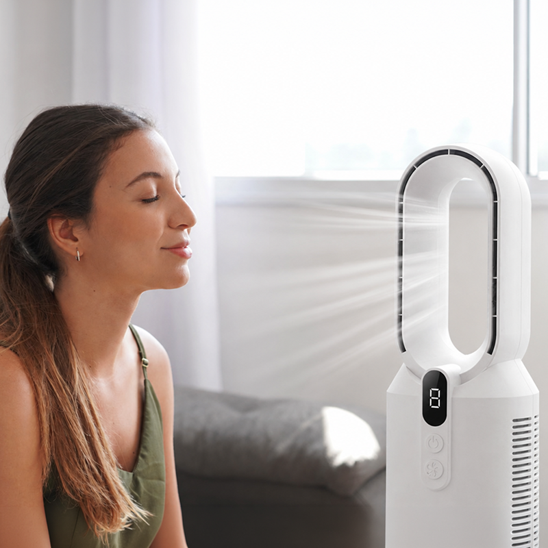 Ventilateur sans pales diffusant de l’air frais dans une pièce lumineuse avec une femme profitant de la fraîcheur