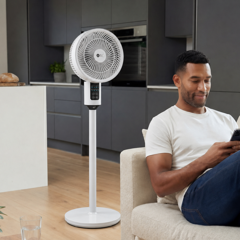 Ventilateur sur pied blanc dans un salon moderne avec un homme profitant d’un air frais à la maison